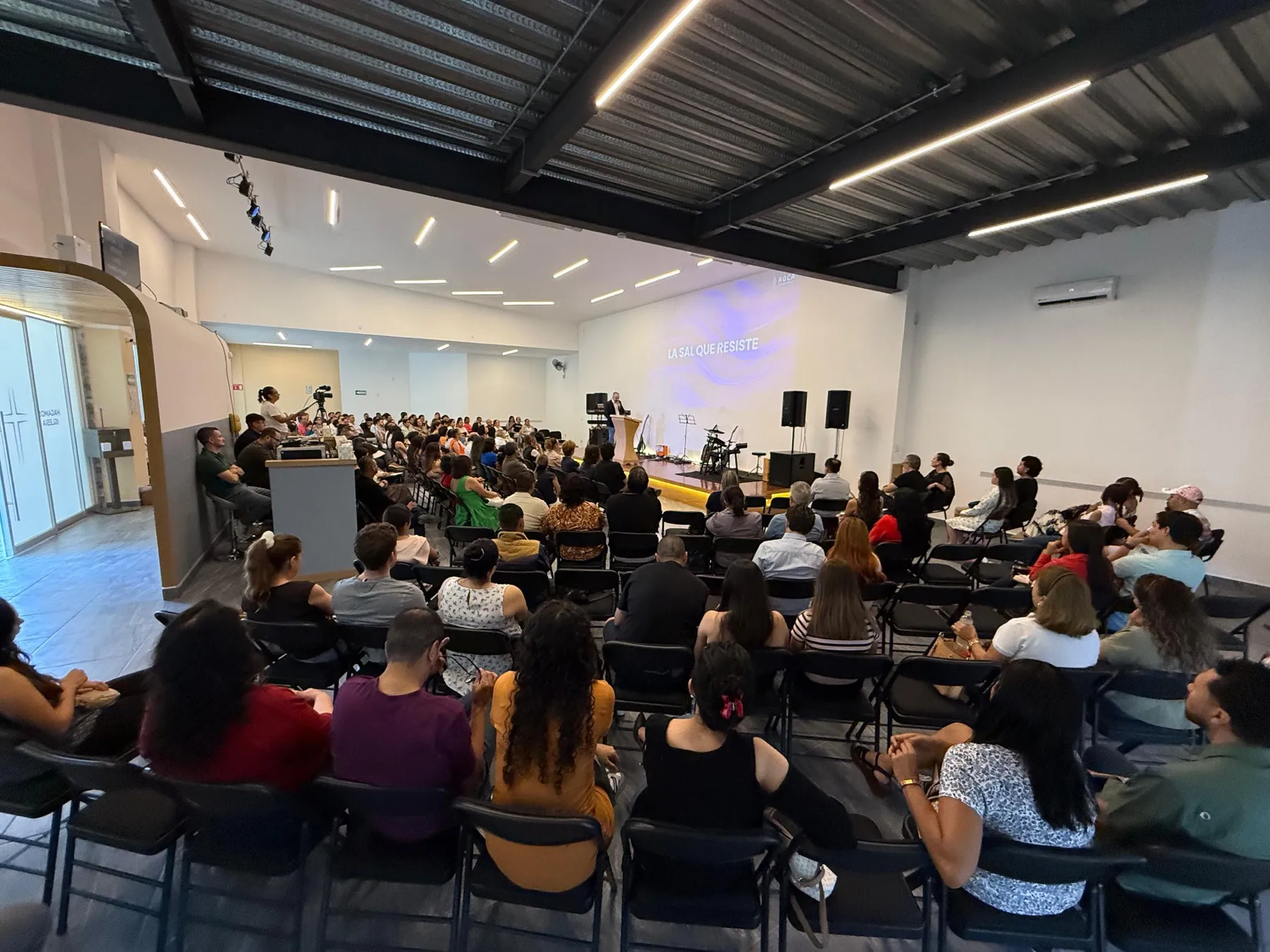 Comunidad de Iglesia ROCA conviviendo y creciendo junta