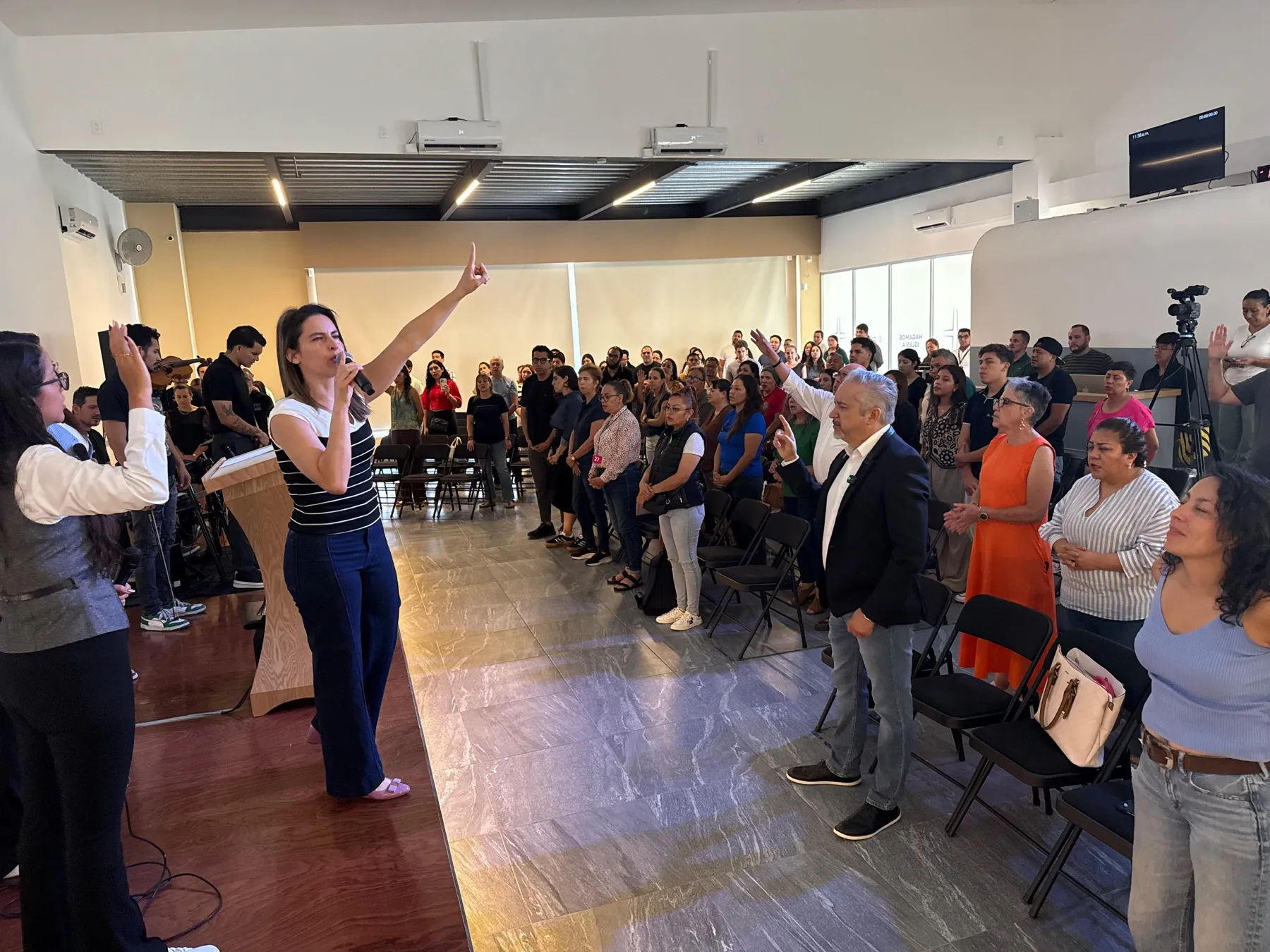 Equipo de Iglesia ROCA sirviendo durante una reunión principal