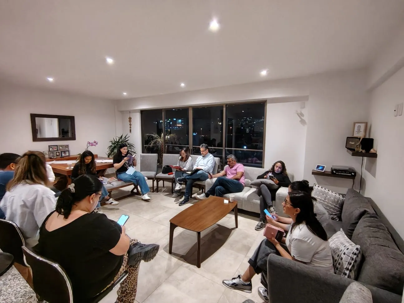 Grupos de comunidad y formación en Iglesia ROCA