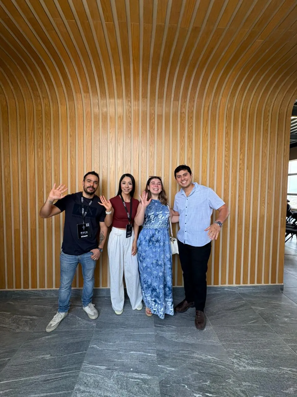 Voluntario de Iglesia ROCA sirviendo en comunidad