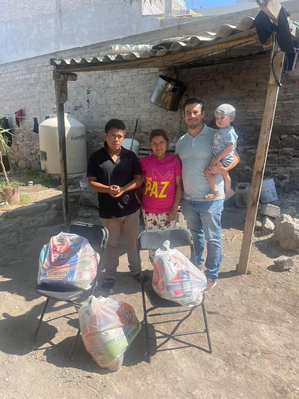 Equipo de Iglesia ROCA entregando víveres en la comunidad