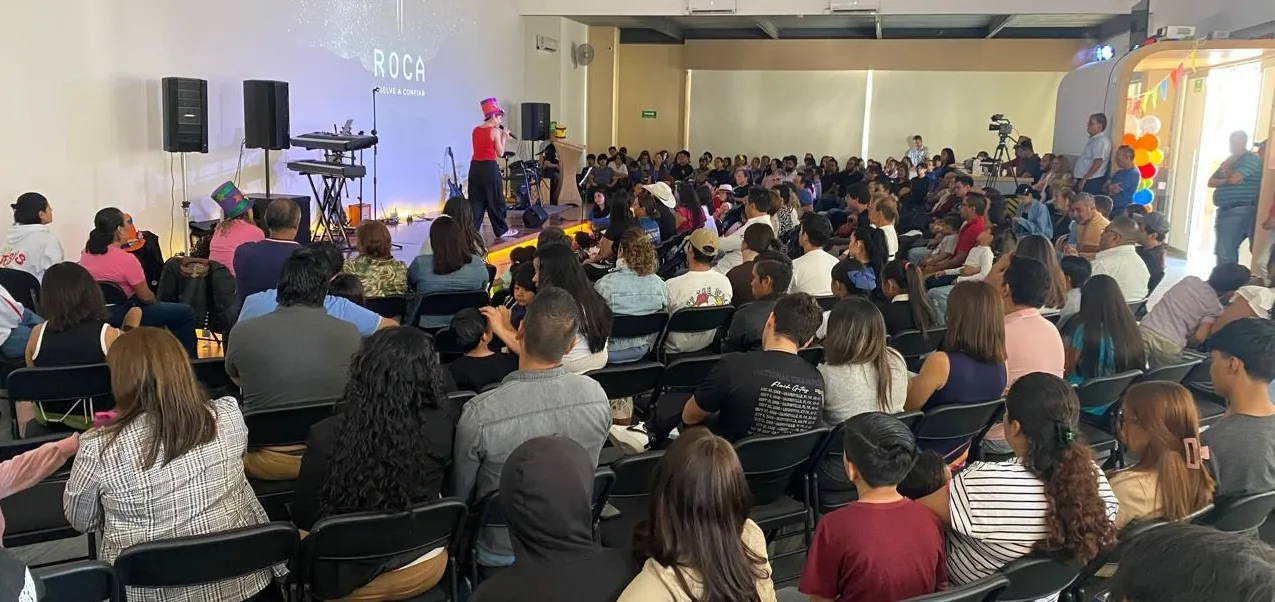 Reunión de Iglesia ROCA: congregación y mensaje en vivo
