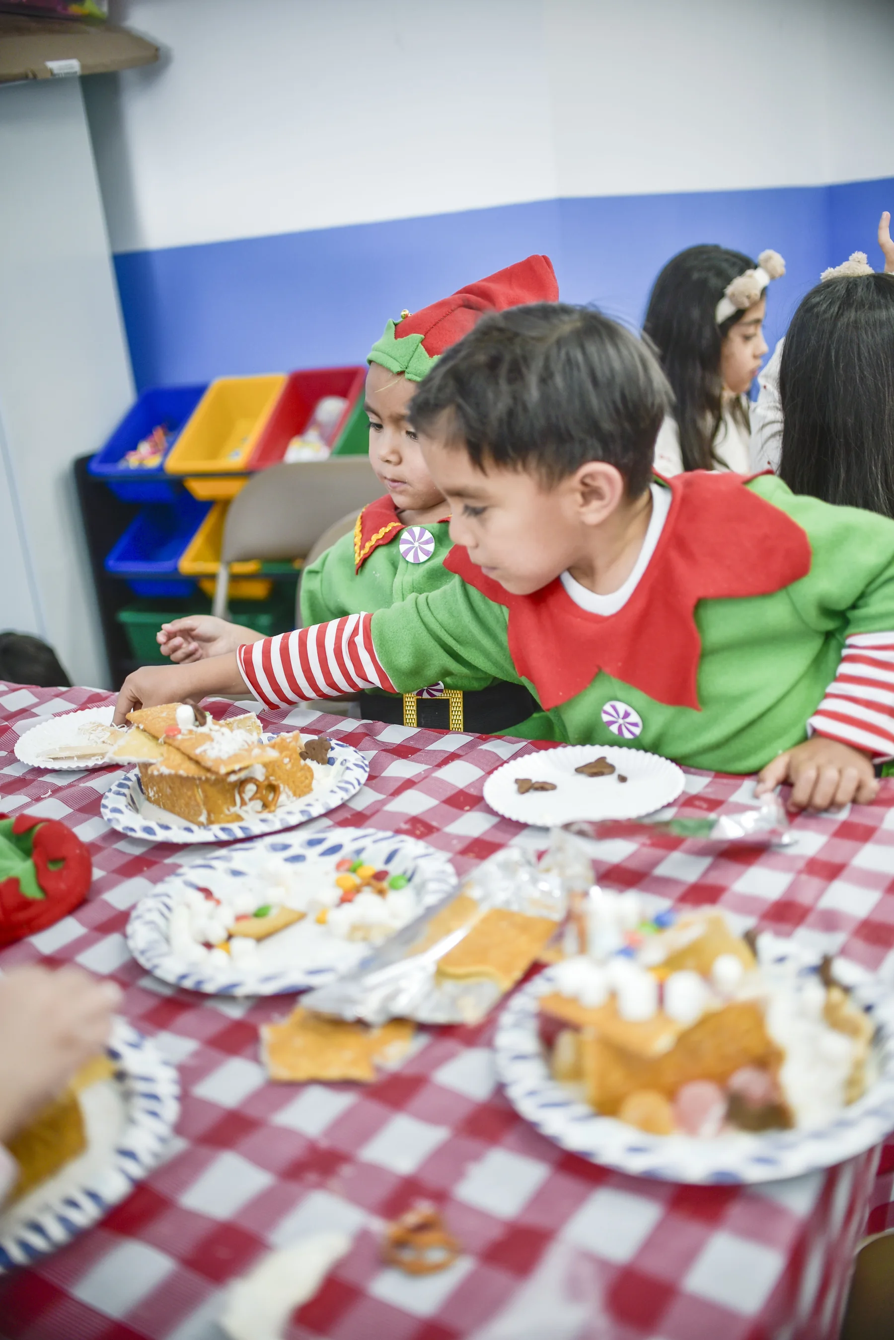 Niñas y niños participando en una actividad comunitaria